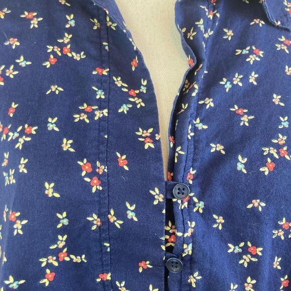Talbots Navy cotton floral romantic preppy floral blouse. Collar, V neck pretty - Picture 4 of 9